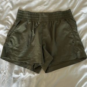 Old Navy High-Waisted StretchTech Shorts Women 4-inch inseam Stone Wall Green